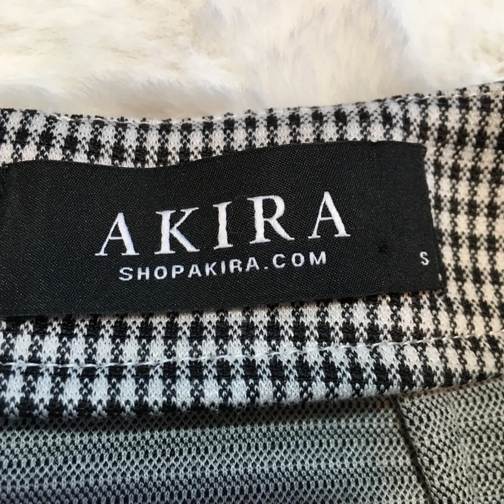 Akira skirt size small